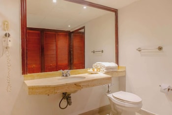 Junior Suite, Non Smoking (2 King Beds, Family Room)