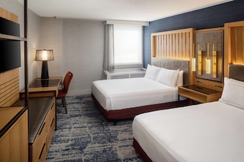Room, 2 Queen Beds, Accessible (Roll-In Shower)
