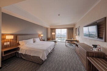 Premium Room, 1 King Bed (Walk-In Shower)