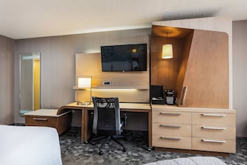 Room, 1 King Bed (Mobility/Hearing Access, Roll-In Shwr)
