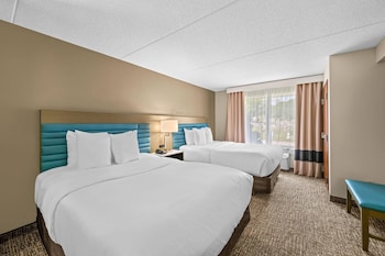 Suite, Non Smoking (1 King Bed, 2 Queen Beds, Upgrade)