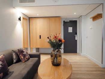 Signature Suite, 1 King Bed with Sofa bed, City View