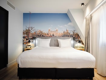 Signature Suite, 1 King Bed with Sofa bed, City View