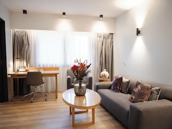 Signature Suite, 1 King Bed with Sofa bed, City View
