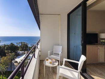 Standard Room, 1 King Bed, Partial Sea View