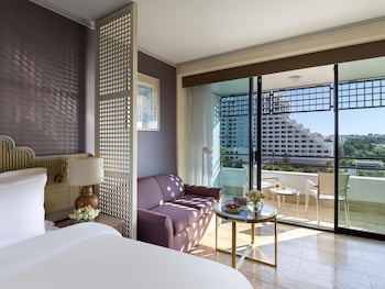 Standard Room, 1 King Bed, Partial Sea View