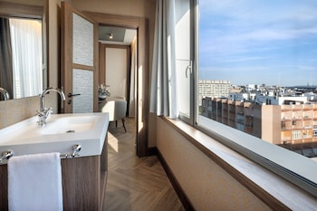Suite, 1 King Bed with Sofa bed