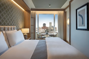 Suite, 1 King Bed with Sofa bed, Corner