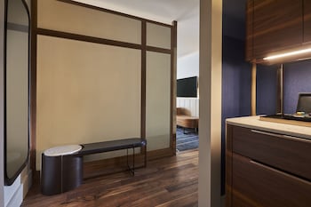 Deluxe Room, 1 King Bed (High Floor)