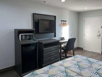 Deluxe Room, 1 King Bed, Smoking, Refrigerator & Microwave