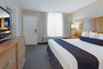 Deluxe Room, 1 King Bed, Non Smoking, Poolside