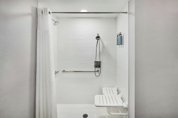 Room, 2 Queen Beds, Hearing Accessible (Roll-in Shower)