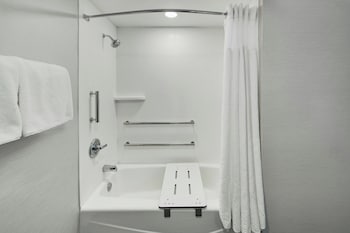Room, 2 Queen Beds, Accessible Bathtub