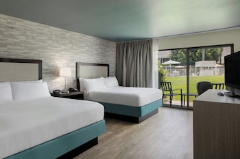 Room, 2 Queen Beds, Balcony, Pool View