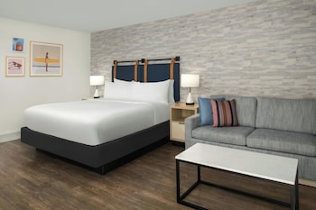 Room, 1 King Bed, Balcony, Pool View