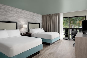 Deluxe Room, 2 Queen Beds, Balcony, Courtyard View