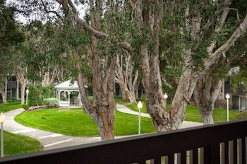 Deluxe Room, 2 Queen Beds, Balcony, Courtyard View