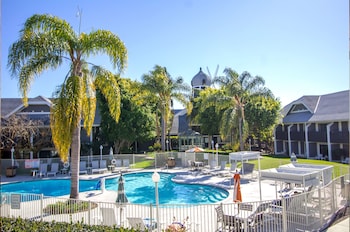 Premium Room, 1 King Bed, Non Smoking, Pool View