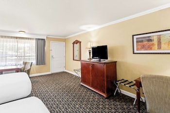 Suite, 2 Queen Beds, Non Smoking, Kitchenette (with Sofabed)
