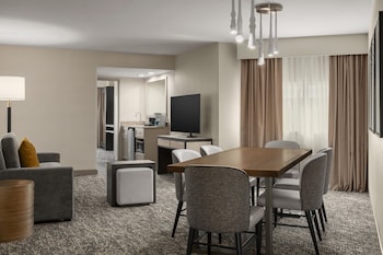 Suite, 1 King Bed, Microwave (Conference)