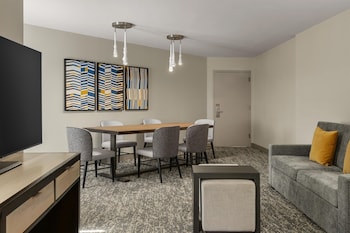 Suite, 1 King Bed, Microwave (Conference)