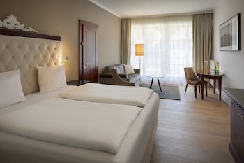 Junior Suite, 1 King Bed, Garden View (Balcony)