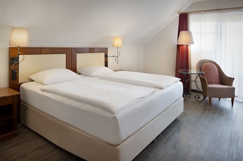 Suite, 1 King Bed with Sofa bed, Garden View (Balcony)