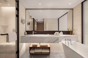 Swiss Grand Executive Room,1 King Bed, City View