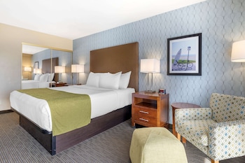 Standard Room, 1 King Bed, Balcony, Partial Ocean View