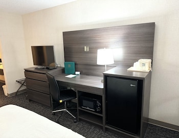 2 Queen Beds, Microwave, Refrigerator, Non Smoking.