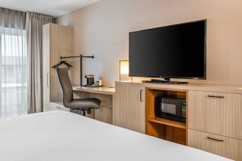 Room, 1 Queen Bed with Sofa bed, Accessible, Non Smoking (Upgrade)