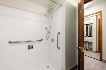 Standard Room, 1 King Bed, Accessible, Refrigerator & Microwave (1st Floor)