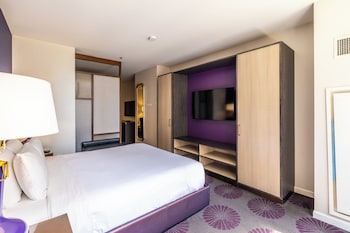 Suite, 1 King Bed with Sofa bed (Saint Clair)