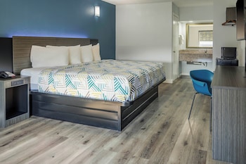 Deluxe Room, 1 King Bed, Accessible Bathtub, Non Smoking