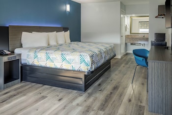 Deluxe Room, 1 King Bed, Accessible Bathtub, Non Smoking