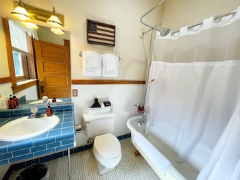 Basic Room, 1 Queen Bed