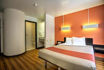 Standard Room, 1 Queen Bed, Non Smoking, Refrigerator & Microwave