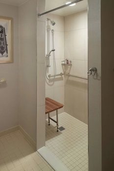 Suite, 1 Bedroom (Mobility/Hearing Access, Roll-In Shwr)