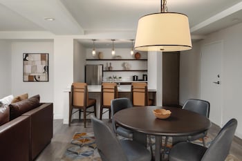 Signature Suite, 1 King Bed, Lake View