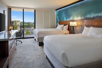 Room, 2 Queen Beds, Hearing Accessible (Bathtub, Kona Coast View)