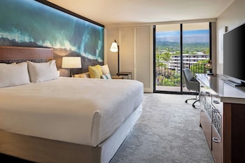 Room, 1 King Bed with Sofa bed, Mountain View (Balcony)