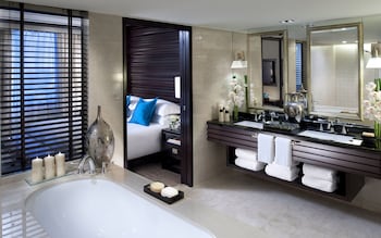 Suite, 1 King Bed (Urban, Monument View)