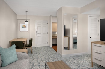 Suite, 1 Queen Bed, Accessible, Bathtub