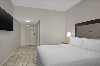 Room, 1 Queen Bed, Mobility Accessible, Microwave (Roll-in Shower, Nonsuite)