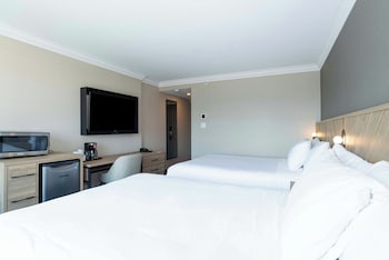 Standard Room, 2 Queen Beds (North Tower)