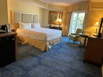 Standard Room, 1 King Bed, Balcony