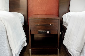Premium Room, 1 King Bed, Accessible (Upgraded Bedding & Snack, Smoke Free)