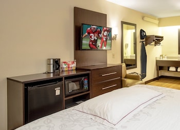 Premium Room, 1 King Bed, Accessible (Upgraded Bedding & Snack, Smoke Free)