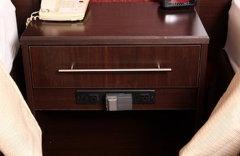 Premium Room, 1 King Bed, Accessible (Upgraded Bedding & Snack, Smoke Free)