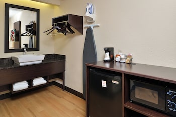 Premium Room, 1 King Bed, Accessible (Upgraded Bedding & Snack, Smoke Free)